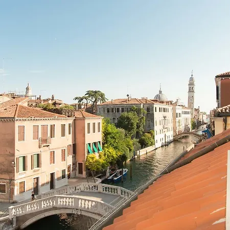 San Lorenzo Canal View With Balcony Apartment